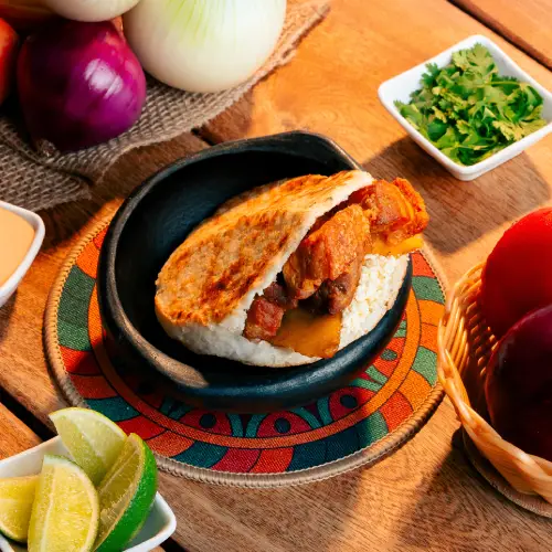 Arepas rellenas colombianas con ingredientes frescos